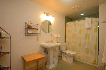 The Oval Door (Adults Only) Hotel Eugene Exterior photo